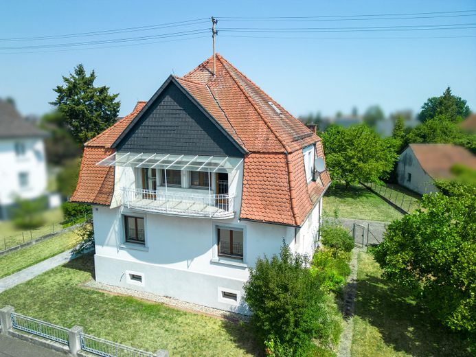 Ek yapılaşma imkânına sahip geniş arsada villa tarzı müstakil ev – Luftbild der Südseite