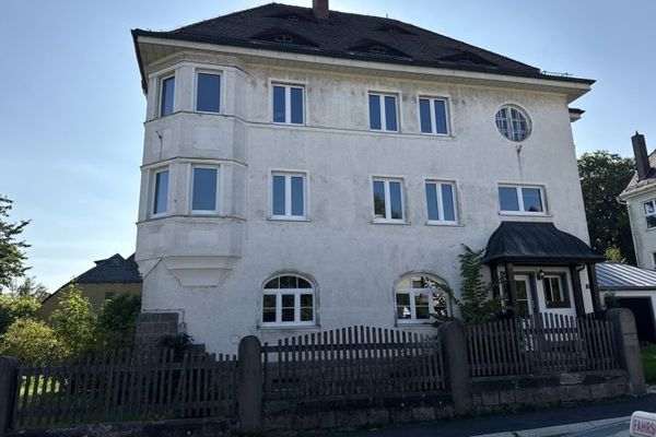 Villa in Kirchenlamitz (Sanierungsgebiet) - Nutzfl. ca. 470 m² - Grst. ca. 1.050 m² - sanierungsbedürftig - Doppelgarage
