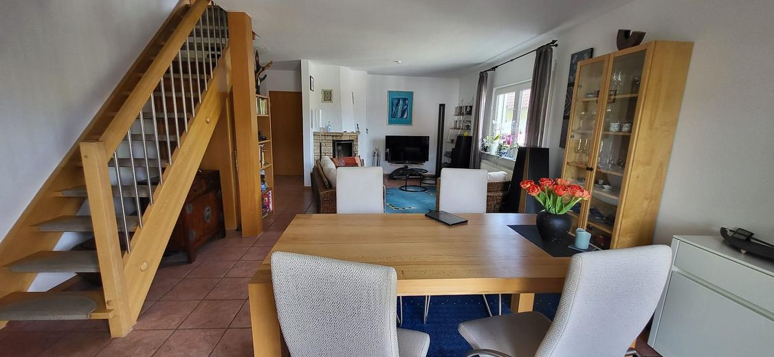 Niedernhausen, Am Schäfersberg. 3,5 Zi-Wohnung im 3-Familienhaus mit 2Garagen, 31qm Balkon & Garten – Wohnzimmer EG 