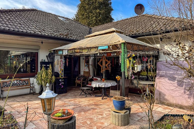Wohnen auf einer Ebene - Bungalow mit 3 Zimmern, Carport sowie Garage und großen Garten in Garlstedt – Terrasse