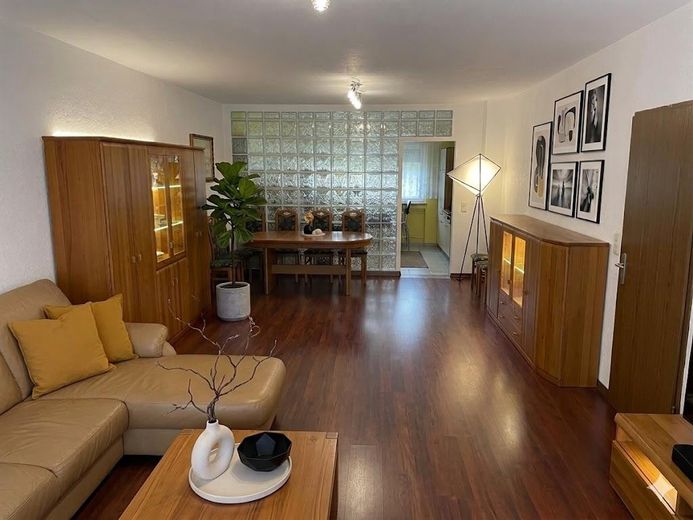 Wohnzimmer mit Essbereich