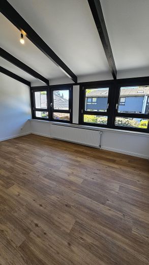 Neuwertiges Reihenmittelhaus, Fußbodenheizung, eigenem Garten & Garage – Zimmer 1