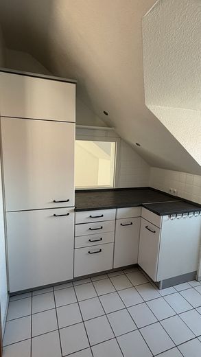 Schöne 3-Zimmer DG Wohnung mit modernisierter Küche und Balkon – Küche links