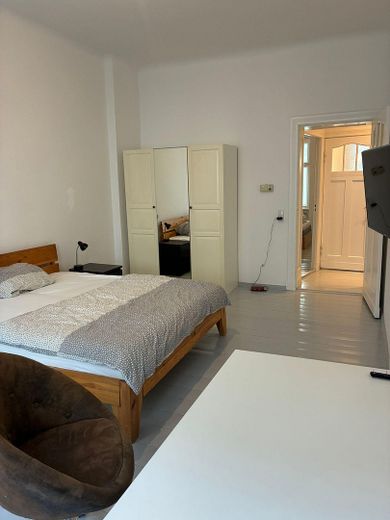 Frisch renovierte 2-Zimmer-Wohnung mit Balkon im Neuköllner-Kiez – Zimmer 1