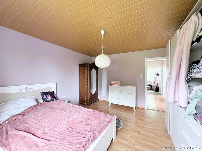 Familienfreundliches Zuhause mit Balkon, Terrasse und vier Garagen in Neuenreuth – VUB0002459-14
