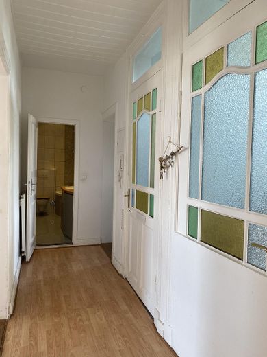 Sofortbezug! Helle 5-Zimmer-Altbauwohnung m. Balkon über den Dächern von Kiel zu kaufen. – Flur nach rechts