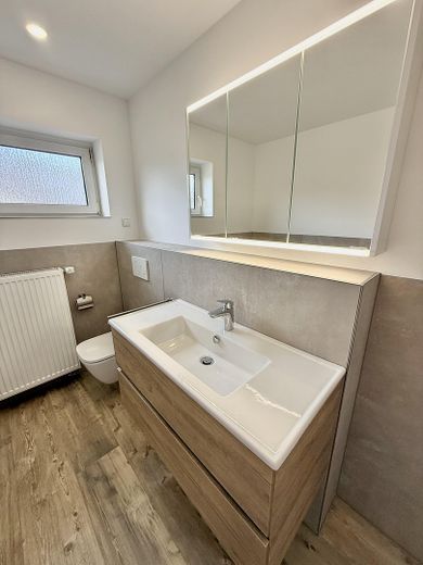 Helle, frisch sanierte 3-Zimmerwohnung mit großem Balkon und Blick ins Grüne – Bad Waschbecken+Spiegelschrank