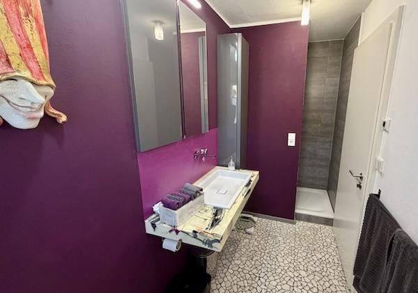 Gäste-WC mit Dusche im EG