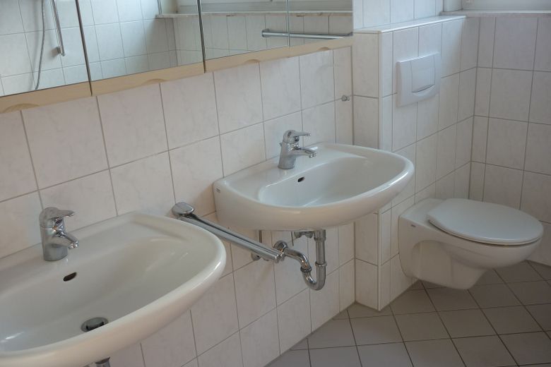 große Doppelhaushälfte ideal zum Wohnen und Arbeiten – 1. OG Tageslichtbad (Wanne)