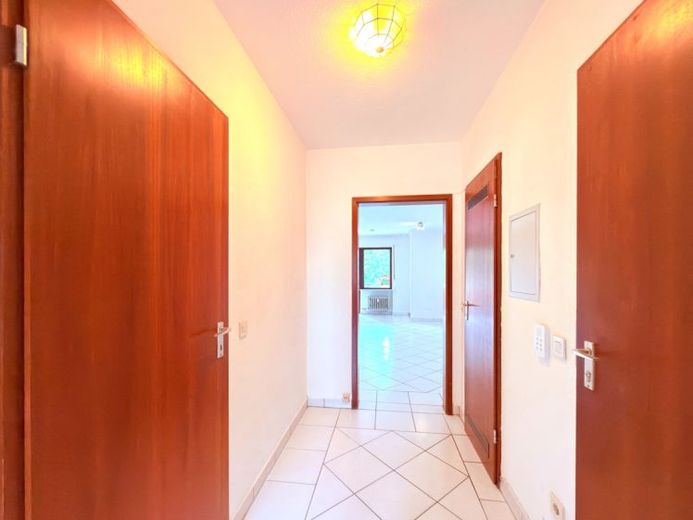 Şehir merkezi ile Burgberg arasında batı balkonlu aydınlık 2 odalı daire – Fotoğraf 1