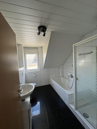 À vendre : maison jumelée de 5,5 pièces, sans commission et prête à emménager – Badzimmer