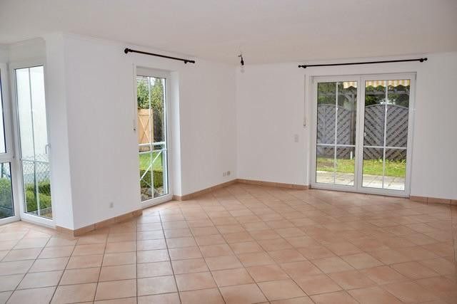 3-4 Zi Gartenoase, 2 Holzterrassen, Glasdach, Pavillon, Wallbox – Wohnzimmer