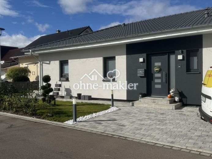 Charmanter Bungalow mit sonniger Terrasse und großem Garten – Foto 1