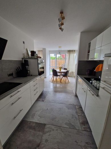 2,5 Zi.-Terrassenwohnung m. Garten (incl. Küche) + feste Tiefgarage in Forchheim/Nähe Bhf. – Küche