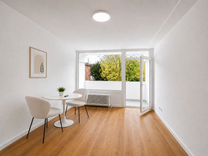 Gruntownie wyremontowany 1-pokojowy apartament w Schwabingu z balkonem od strony południowej i miejscem w garażu podziemnym – bez prowizji – Wohnbereich (Beispiel)
