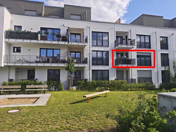 Construcción nueva 2025, sin comisión: 3 habitaciones, 74,43 m², balcón, ascensor - Berlín-Lichterfelde – Spielbereich vor dem Balkon
