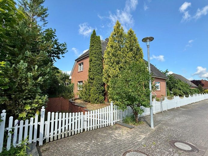 HORN IMMOBILIEN++ 2 km bis Neubrandenburg, großes Einfamilienhaus mit vielen Extras - Einliegerwohnung möglich – Zufahrt Garage