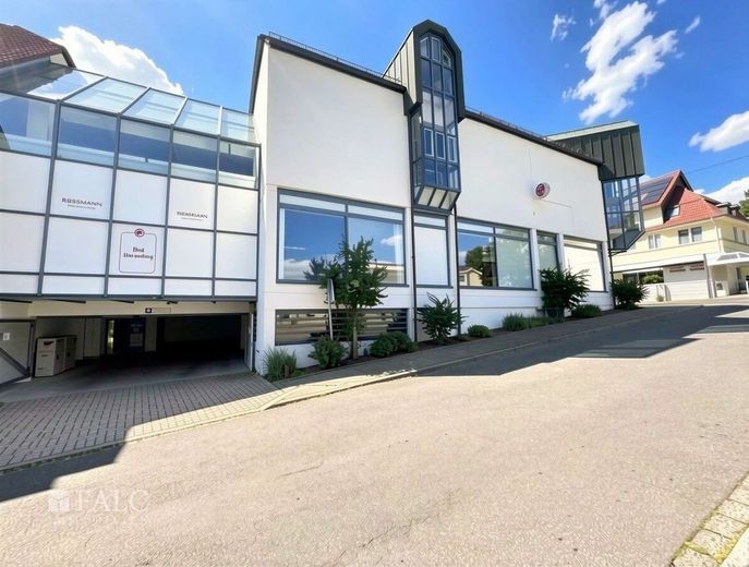 Repräsentative Ladenfläche mit optimaler Raumaufteilung über 2 Etagen! – Parkplatz Einfahrt