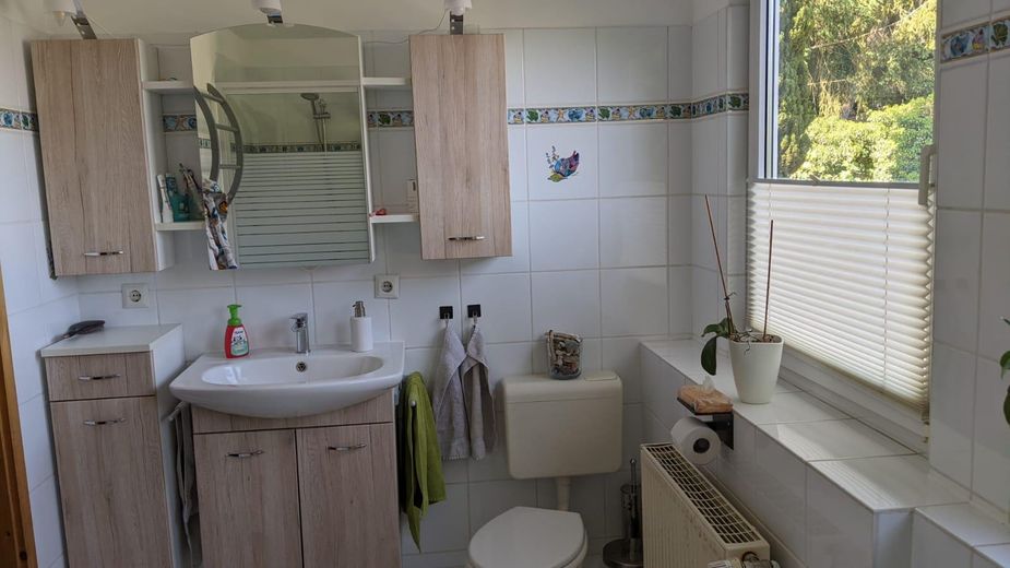 Wohnen fast wie im freistehenden Haus – Endreihenhaus mit großem, privatem Garten direkt am Wald – Bad OG Waschbecken