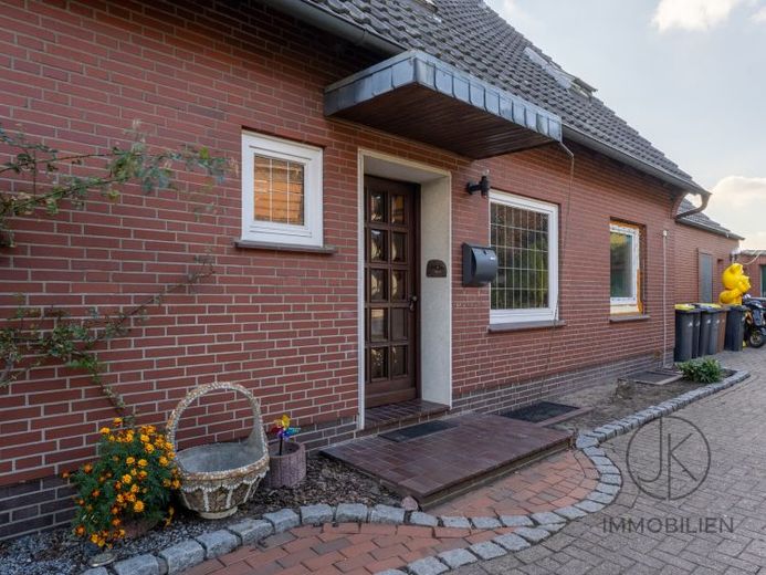 ***Großzügiges Zuhause mit 6 Schlafzimmern, großem Garten und zwei Garagen in Südweyhe – Foto 1