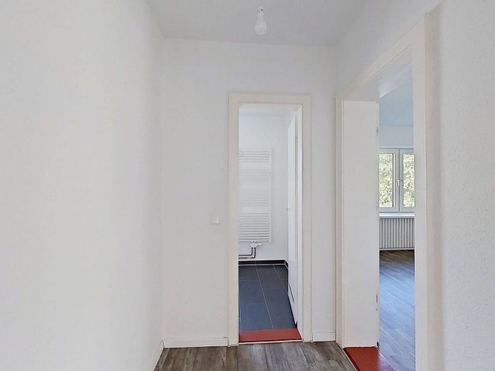 Helle 3-Zimmer-Wohnung mit BALKON, EBK & TAGESLICHTBAD – Ansicht II: Flur