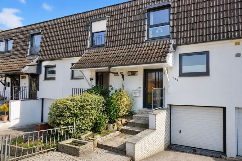 Provisionsfrei & bezugsfertig: Energieklasse B, Wärmepumpe, PV, Garten & Garage – Hausansicht vorne