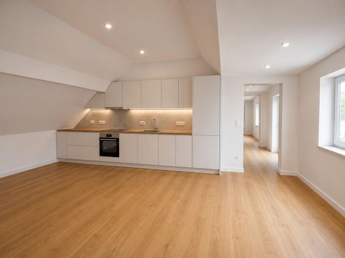 Ático diáfano con estilo loft tras reforma integral: 2 habitaciones + vestidor y balcón – Wohn-& Küchenbereich