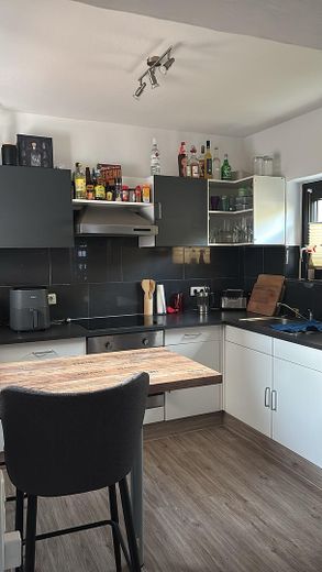 Appartement de plain-pied de 2,5 pièces avec cuisine, salle de bains, terrasse et buanderie – Küche Bild 2