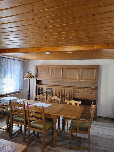 Günstiges, gepflegtes freistehendes Einfamilienhaus mit EBK in Kirchzell (Odw.) – Wohnzimmer