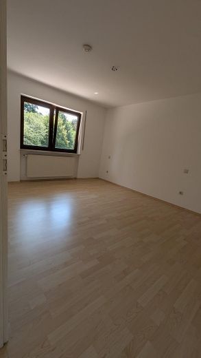 Sonnenverwöhnte 4-Zimmer Wohnung mit EBK am Waldrand von Dreieich-Dreieichenhain – Schlafzimmer