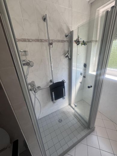 Frisch renovierte 75 m²-Wohnung mit Balkon, Aufzug & EBK in Hannover-Bothfeld-Vahrenheide – Duschbad