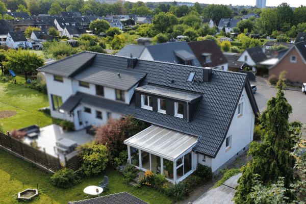Reinbek'te 1.063 m² arsa üzerinde 170 m² yaşam ve kullanım alanına sahip, enerji açısından yenilenmiş yarı müstakil ev