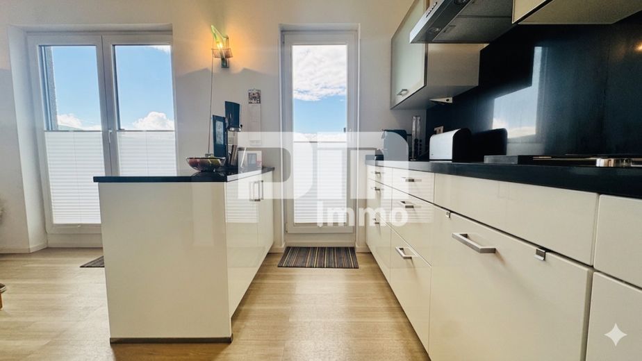 Exklusives Penthouse-Juwel mit 360 Grad Panorama-Dachterrasse in Baunatal-Großenritte – Offener Küchenbereich mit EBK