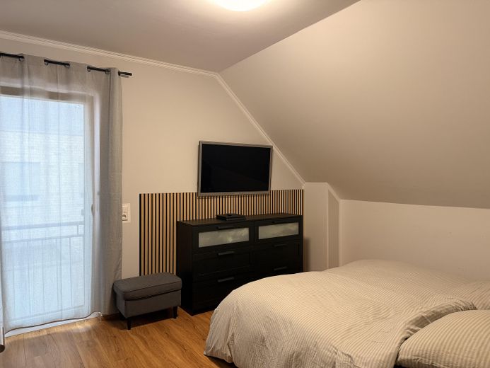 Modernes freistehendes Einfamilienhaus mit viel Platz & großem Garten | Baujahr 2021 – Schlafzimmer Bild 2/2