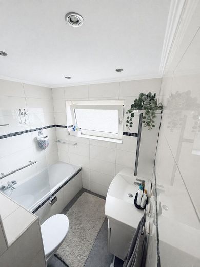 Provisions- & bezugsfrei: Sanierte 4-Zimmer Wohnung mit Klima & Garage – Schlafzimmer