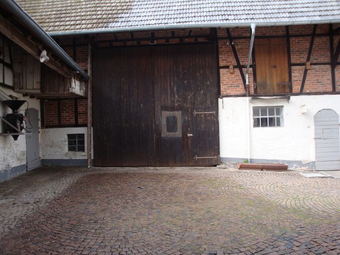 Wohnhaus in Idstein-Heftrich mit großem Innenhof, Scheune und Nebengebäuden – Innenhof vor Scheune