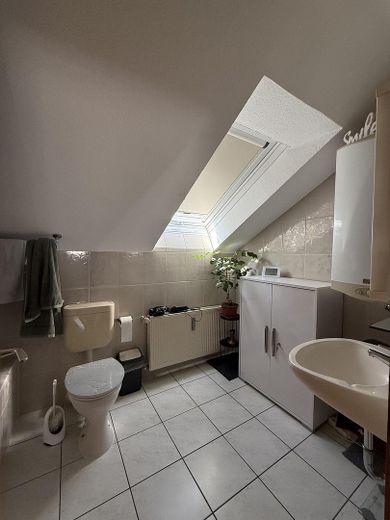 Moderne 2-Zimmer-Dachgeschosswohnung in zentraler Lage von Lohr am Main – Badezimmer