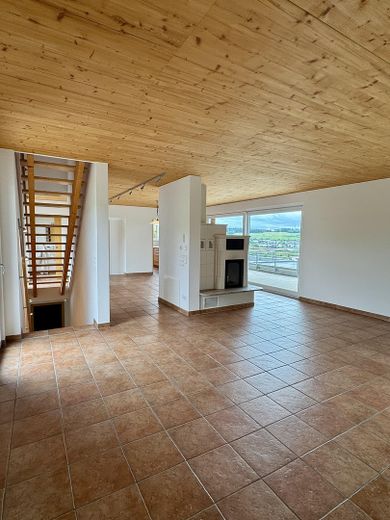 Casa unifamiliare indipendente in una posizione speciale ai margini dei campi, con ampie superfici terrazzate – Wohnzimmer