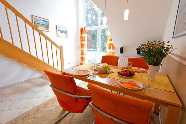 Provisionsfreie Maisonettenwohnung mit außergewöhnlichem Raumgefühl in Zingst – Essplatz
