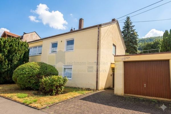Living at Buchberg in Blumberg: House with two self-contained apartments, far-reaching views, south-facing terrace, garden and plenty of potential.