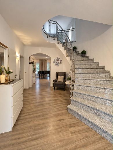 Platz für die ganze Familie: EFH am Feldrand mit Doppelgarage, PV & Sauna – provisionsfrei – Eingang