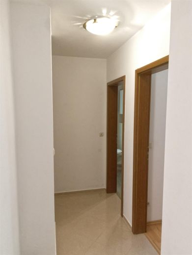 Provisionsfreie 3,5-Zimmer-Terrassenwohnung mit Einbauküche & Ausblick ins Grüne | Muggendorf – Flur 2