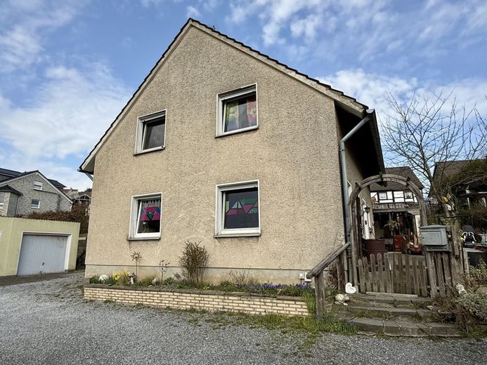Fröndenberg-Mitte: Einfamilienhaus im Stadtgebiet - Es gibt viel zu tun, packen Sie es an! – Hausansicht