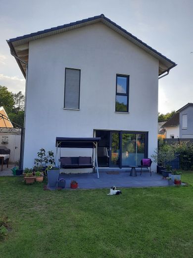Attraktives freistehendes Einfamilienhaus mit großem Garten und PV-Anlage in Hanau/ Großauheim – Foto 3