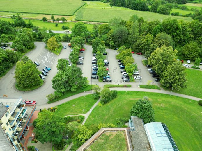 Kompaktes Mikro-Apartment mit Balkon in direkter Nähe AlbThermen Bad Urach – Ansicht Parkplätze