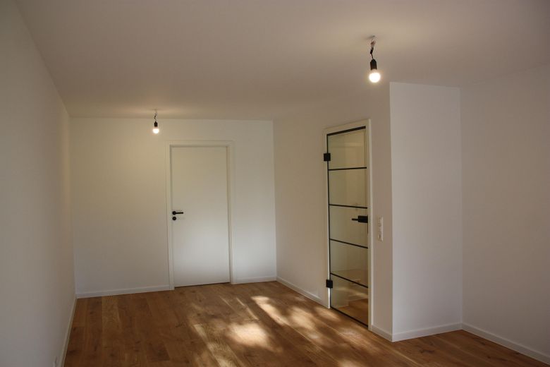 Frisch saniert & bezugsfertig: 2 Balkone, Echtholzparkett und Tiefgarage – Wohnzimmer mit Balkon