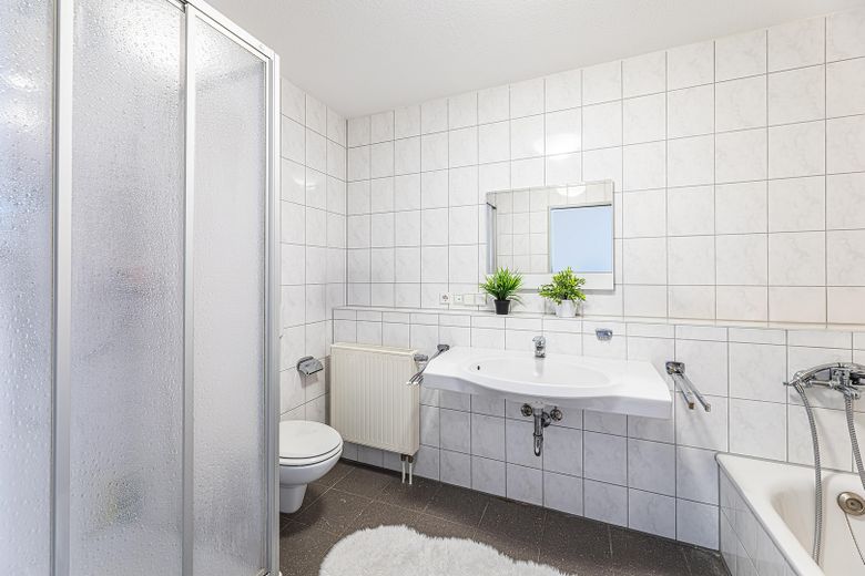 Bad mit Dusche & Badewanne DG 