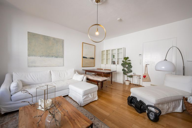 Zonder makelaarscourtage! 3-kamerappartement in een oud gebouw (ca. 102 m²) incl. balkon en garage in de Südweststadt – Wohnzimmer