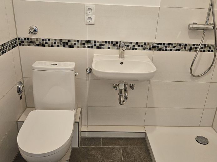Appartement spacieux et ensoleillé de 3 pièces – Badezimmer 