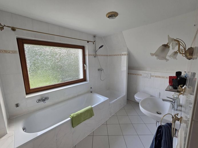 Casa unifamiliare con ampio giardino in posizione privilegiata – DG Badezimmer